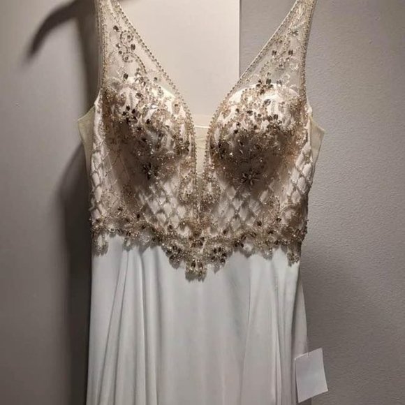 NEW! Lulus Wedding dress - Picture 7 of 8